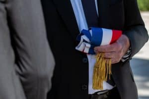 Elu qui tient une écharpe tricolore