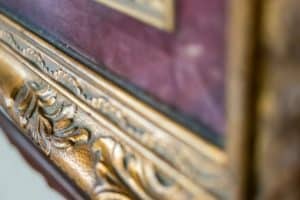 Gros plan sur un cadre de tableau ancien
