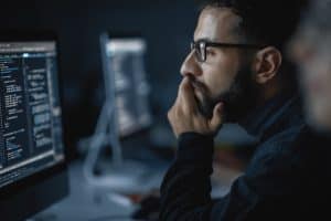 Ingénieur informatique devant son ordinateur
