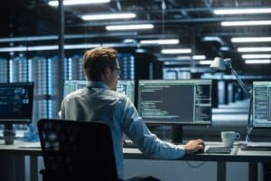 Ingénieur qui travaille dans un data center