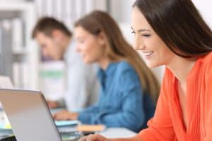 Jeune femme travaillant sur un ordinateur