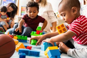 Jeunes enfants qui s'amusent à la crèche