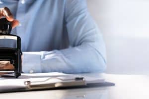 Personne qui appose un tampon sur un document