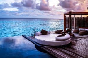 Piscine dans un hôtel de luxe en bord de mer