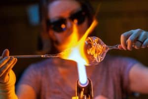 Réalisation d'une pièce en verre avec un chalumeau