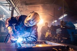 Réalisation d'une soudure sur une pièce métallique dans une usine industrielle