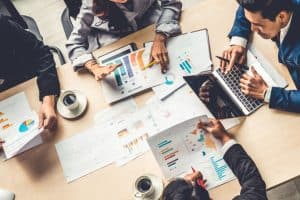 Réunion de travail sur l'analyse des ventes d'une entreprise