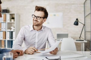 Réunion avec un consultant dans une entreprise