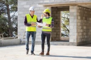 Réunion de chantier entre un contrôleur de travaux et chef de chantier
