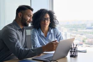 Réunion de travail entre deux consultants
