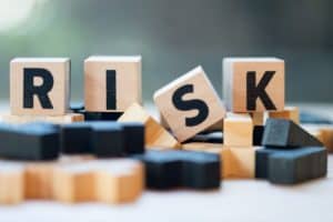Risk écrit avec des petits cubes en bois