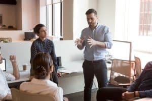Séance de coaching de groupe dans une entreprise
