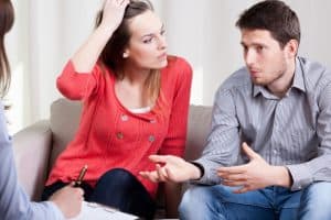 Séance de thérapie d'un couple chez un sexologue