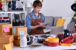 Vendeuse à domicile qui prépare les commandes de ses clients