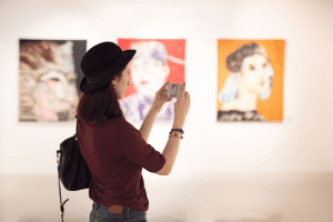 Visite d'une exposition dans une galerie d'art