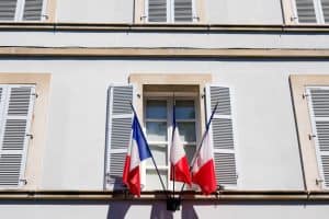 3 drapeaux français sur un immeuble