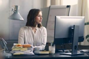 Adjointe de direction a son bureau