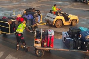 Bagagiste sur le tarmac d'un aéroport s'occupent du transfert de bagages
