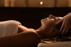 Cliente qui se fait masser le crane dans un spa