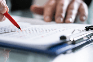 Correction d'un texte avec un feutre rouge