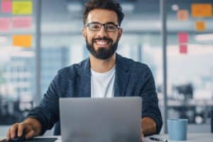 Homme travaillant sur un ordinateur