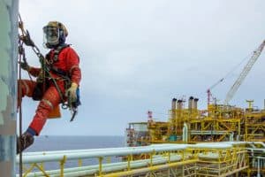 Intervention d'un cordiste en hauteur sur un batîment industriel