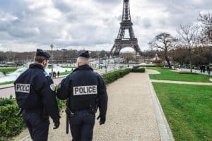 Policiers devant la tour Eiffel