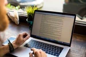 Rédacteur redigeant un texte destiné à une publication sur internet