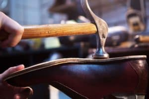 Réparation d'une semelle de chaussure d'homme