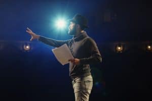Répétition d'un acteur sur scène