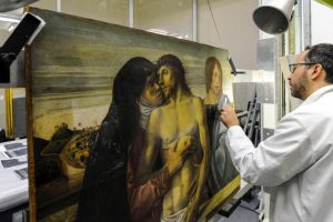 Restauration d'un tableau ancien à la Pinacothèque de Brera