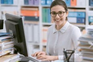 Secrétaire administrative à son bureau