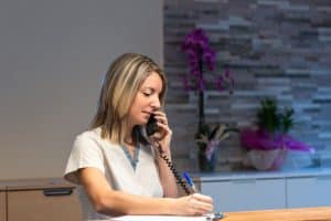 Secrétaire médicale au téléphone