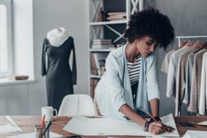 Styliste de mode qui travaille sur une robe
