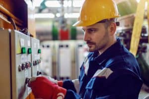 Technicien intervenant dans une usine
