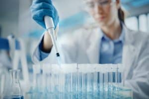 Technicienne dans un laboratoire